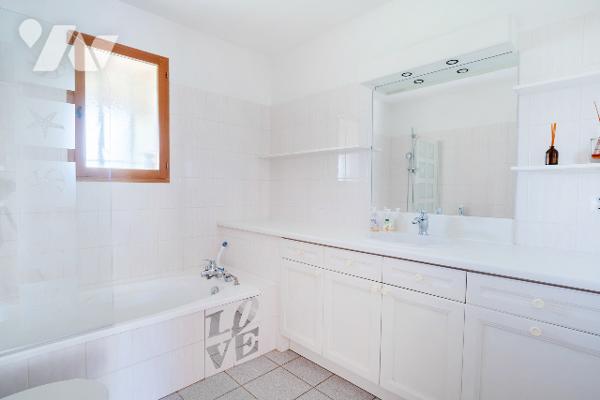 EXCLUSIVITE Vidauban Les Chaumes – Superbe villa avec piscine sur terrain paysager de 3 000 m²