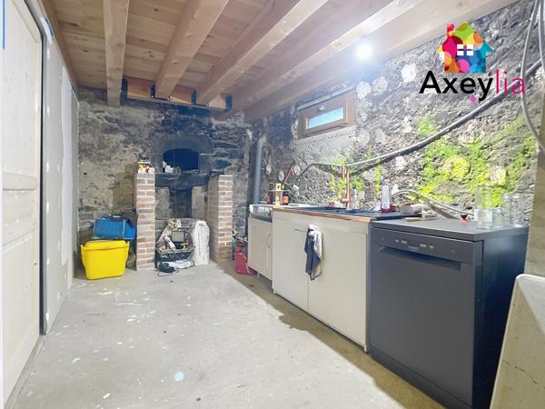 Saint-Germain-Laval (42260) A VENDRE - SECTEUR SAINT-GERMAIN-LAVAL - ANCIEN CORPS DE FERME AVEC MAISON D'HABITATION ET DÉPENDANCES DIVERSE