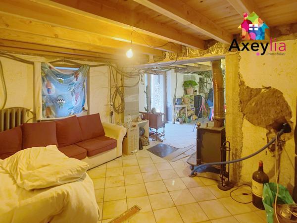 Saint-Germain-Laval (42260) A VENDRE - SECTEUR SAINT-GERMAIN-LAVAL - ANCIEN CORPS DE FERME AVEC MAISON D'HABITATION ET DÉPENDANCES DIVERSE