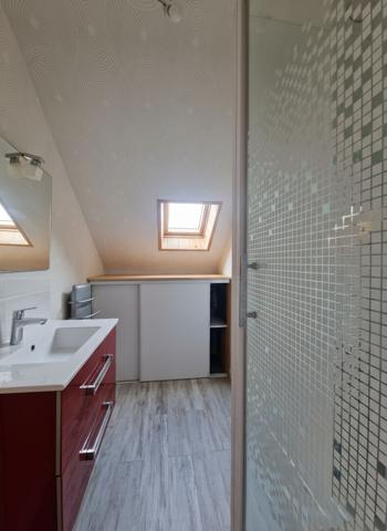 Maison individuelle de 124 m² habitables, 7 pièces dont 5 chambres, sur un terrain clos et arboré de 519 m²