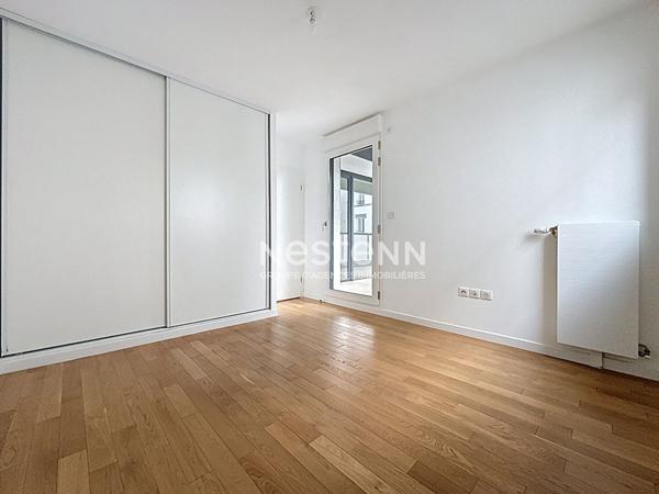 ISSY LES MOULINEAUX - AVENUE VICTOR CRESSON - Vente d'un appartement 3 pièces traversant avec balcon immeuble standing