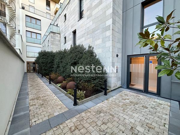 ISSY LES MOULINEAUX - AVENUE VICTOR CRESSON - Vente d'un appartement 3 pièces traversant avec balcon immeuble standing