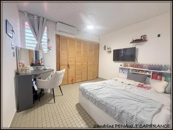 A VENDRE A KOUROU (GUYANE FRANCAISE) UNE MAGNIFIQUE VILLA T5 (R+1) de 97 m² - TERRAIN DE 306 m² - AU PRIX DE 399 000 €.