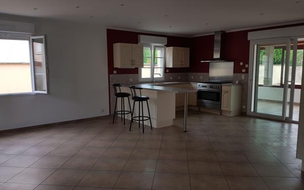 Maison à louer    3 pièces •  Saint-Cosme-en-Vairais