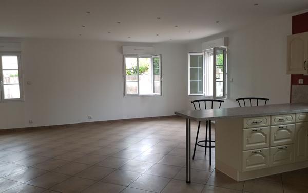 Maison à louer    3 pièces •  Saint-Cosme-en-Vairais