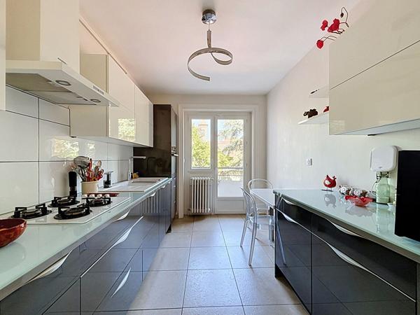 Coeur Monplaisir, vaste T3 en très bon état, dans une copropriété de standing, balcons, stationnement cave