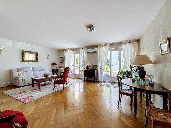 Coeur Monplaisir, vaste T3 en très bon état, dans une copropriété de standing, balcons, stationnement cave