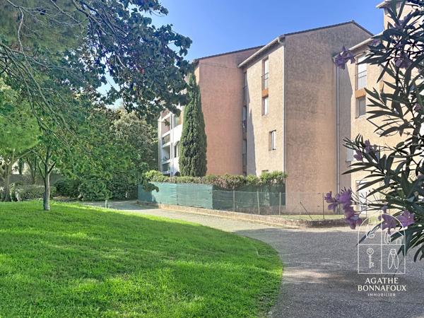 Appartement T3 résidence recherchée au cœur d'un environnement verdoyant Situé au premier étage d'une résidence prisée, sécurisée et parfaitement entretenue, cet appartement T3 de 71.85 m2 bénéficie d'un environnement calme, à proximité immédiate des établissements scolaires et des infrastructures sportives.