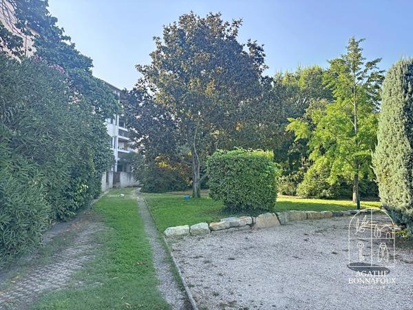 Appartement T3 résidence recherchée au cœur d'un environnement verdoyant Situé au premier étage d'une résidence prisée, sécurisée et parfaitement entretenue, cet appartement T3 de 71.85 m2 bénéficie d'un environnement calme, à proximité immédiate des établissements scolaires et des infrastructures sportives.