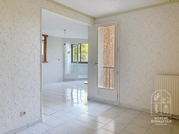Appartement T3 résidence recherchée au cœur d'un environnement verdoyant Situé au premier étage d'une résidence prisée, sécurisée et parfaitement entretenue, cet appartement T3 de 71.85 m2 bénéficie d'un environnement calme, à proximité immédiate des établissements scolaires et des infrastructures sportives.