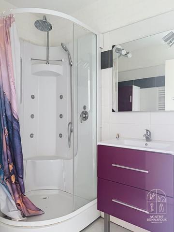 Appartement T3 résidence recherchée au cœur d'un environnement verdoyant Situé au premier étage d'une résidence prisée, sécurisée et parfaitement entretenue, cet appartement T3 de 71.85 m2 bénéficie d'un environnement calme, à proximité immédiate des établissements scolaires et des infrastructures sportives.