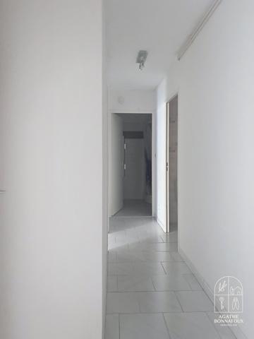 Appartement T3 résidence recherchée au cœur d'un environnement verdoyant Situé au premier étage d'une résidence prisée, sécurisée et parfaitement entretenue, cet appartement T3 de 71.85 m2 bénéficie d'un environnement calme, à proximité immédiate des établissements scolaires et des infrastructures sportives.