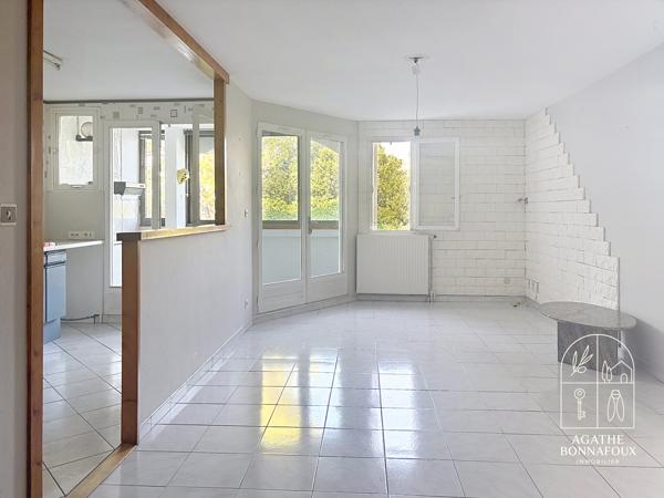 Appartement T3 résidence recherchée au cœur d'un environnement verdoyant Situé au premier étage d'une résidence prisée, sécurisée et parfaitement entretenue, cet appartement T3 de 71.85 m2 bénéficie d'un environnement calme, à proximité immédiate des établissements scolaires et des infrastructures sportives.