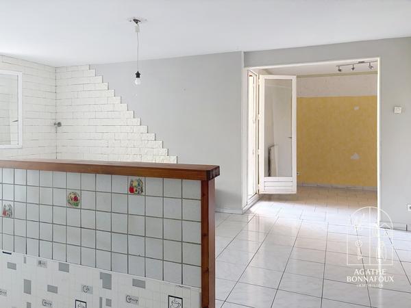 Appartement T3 résidence recherchée au cœur d'un environnement verdoyant Situé au premier étage d'une résidence prisée, sécurisée et parfaitement entretenue, cet appartement T3 de 71.85 m2 bénéficie d'un environnement calme, à proximité immédiate des établissements scolaires et des infrastructures sportives.