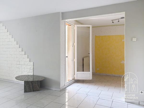 Appartement T3 résidence recherchée au cœur d'un environnement verdoyant Situé au premier étage d'une résidence prisée, sécurisée et parfaitement entretenue, cet appartement T3 de 71.85 m2 bénéficie d'un environnement calme, à proximité immédiate des établissements scolaires et des infrastructures sportives.