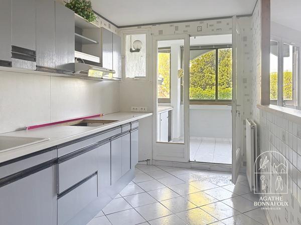 Appartement T3 résidence recherchée au cœur d'un environnement verdoyant Situé au premier étage d'une résidence prisée, sécurisée et parfaitement entretenue, cet appartement T3 de 71.85 m2 bénéficie d'un environnement calme, à proximité immédiate des établissements scolaires et des infrastructures sportives.