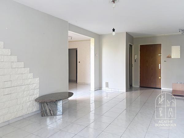 Appartement T3 résidence recherchée au cœur d'un environnement verdoyant Situé au premier étage d'une résidence prisée, sécurisée et parfaitement entretenue, cet appartement T3 de 71.85 m2 bénéficie d'un environnement calme, à proximité immédiate des établissements scolaires et des infrastructures sportives.