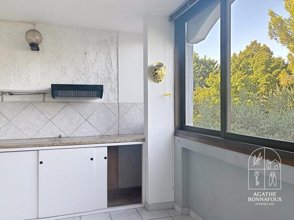 Appartement T3 résidence recherchée au cœur d'un environnement verdoyant Situé au premier étage d'une résidence prisée, sécurisée et parfaitement entretenue, cet appartement T3 de 71.85 m2 bénéficie d'un environnement calme, à proximité immédiate des établissements scolaires et des infrastructures sportives.