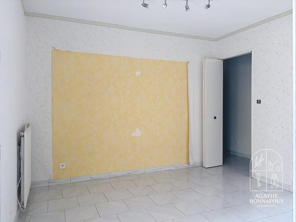 Appartement T3 résidence recherchée au cœur d'un environnement verdoyant Situé au premier étage d'une résidence prisée, sécurisée et parfaitement entretenue, cet appartement T3 de 71.85 m2 bénéficie d'un environnement calme, à proximité immédiate des établissements scolaires et des infrastructures sportives.