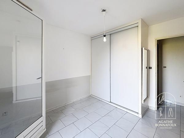 Appartement T3 résidence recherchée au cœur d'un environnement verdoyant Situé au premier étage d'une résidence prisée, sécurisée et parfaitement entretenue, cet appartement T3 de 71.85 m2 bénéficie d'un environnement calme, à proximité immédiate des établissements scolaires et des infrastructures sportives.
