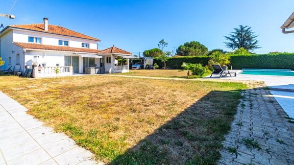 Jolie Maison de 158 m² proche des commodités avec piscine et dépendance - Bergerac