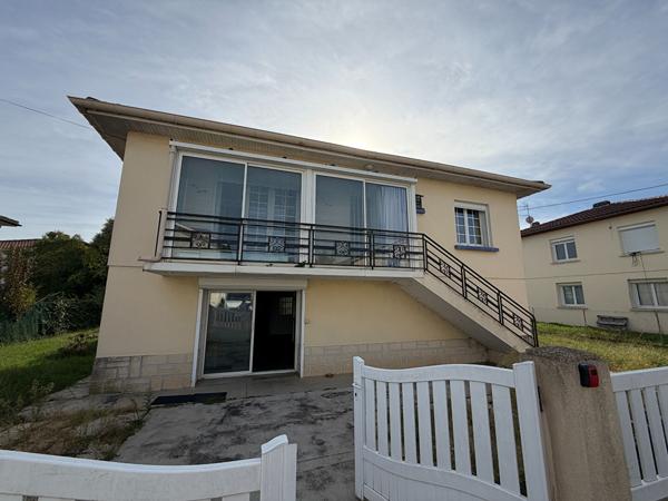 Maison, Villeneuve sur lot 70m2, 3 chambres. Vous cherchez une maison à moins de 100 000€ ? Avec 3 chambres et peu de travaux cette maison est pour vous. La maison se situe dans un quartier calme, très résidentiel. La maison possède un grand sous sol avec , Villeneuve sur lot