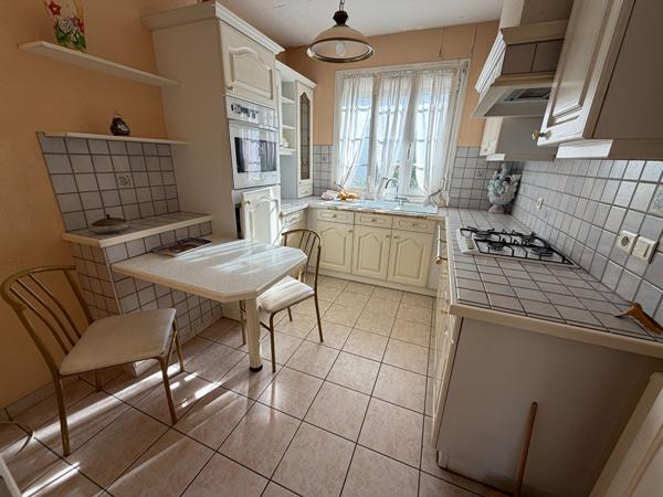 Maison, Villeneuve sur lot 70m2, 3 chambres. Vous cherchez une maison à moins de 100 000€ ? Avec 3 chambres et peu de travaux cette maison est pour vous. La maison se situe dans un quartier calme, très résidentiel. La maison possède un grand sous sol avec , Villeneuve sur lot