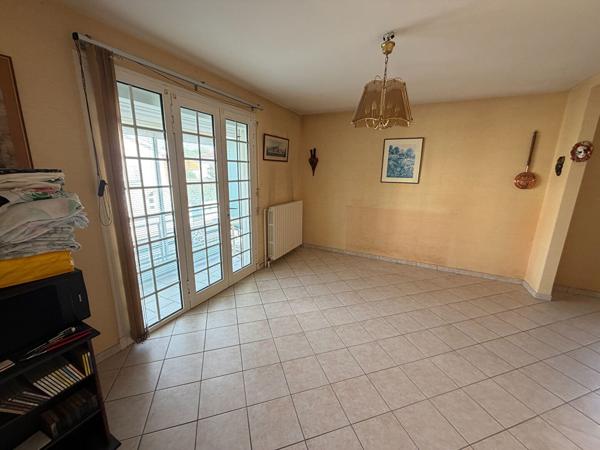 Maison, Villeneuve sur lot 70m2, 3 chambres. Vous cherchez une maison à moins de 100 000€ ? Avec 3 chambres et peu de travaux cette maison est pour vous. La maison se situe dans un quartier calme, très résidentiel. La maison possède un grand sous sol avec , Villeneuve sur lot