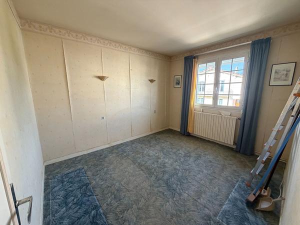 Maison, Villeneuve sur lot 70m2, 3 chambres. Vous cherchez une maison à moins de 100 000€ ? Avec 3 chambres et peu de travaux cette maison est pour vous. La maison se situe dans un quartier calme, très résidentiel. La maison possède un grand sous sol avec , Villeneuve sur lot