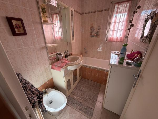 Maison, Villeneuve sur lot 70m2, 3 chambres. Vous cherchez une maison à moins de 100 000€ ? Avec 3 chambres et peu de travaux cette maison est pour vous. La maison se situe dans un quartier calme, très résidentiel. La maison possède un grand sous sol avec , Villeneuve sur lot
