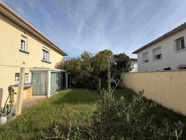 Maison, Villeneuve sur lot 70m2, 3 chambres. Vous cherchez une maison à moins de 100 000€ ? Avec 3 chambres et peu de travaux cette maison est pour vous. La maison se situe dans un quartier calme, très résidentiel. La maison possède un grand sous sol avec , Villeneuve sur lot