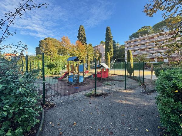 Le Cannet / Cannes Spacieux 3 pièces traversant avec loggia et garage - LE CANNET