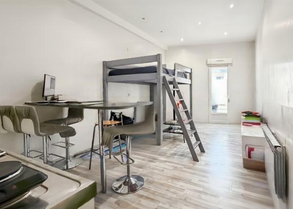 Immeuble
        
        - 280 m² Exclusivité 749 000 € *