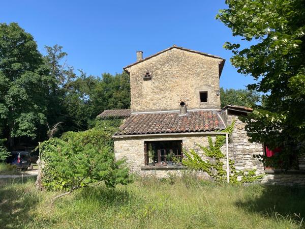 Authentique ferme bio avec eau de source sur 1,3 hectare