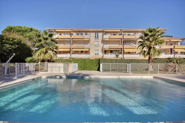 Superbe T3 dernier etage Lumineux avec Piscine et Parking