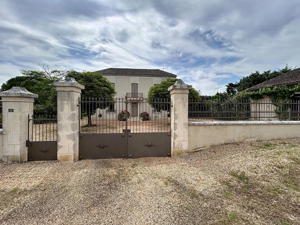 Maison de Maître à vendre en Dordogne - 5 chambres - Une Dépendance - Piscine - Beau parc de plus de 4000m2