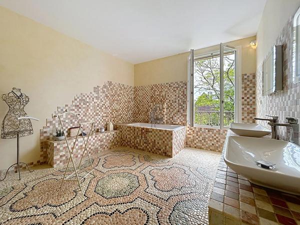 Maison de Maître à vendre en Dordogne - 5 chambres - Une Dépendance - Piscine - Beau parc de plus de 4000m2