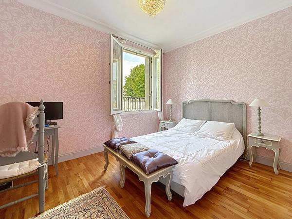 Maison de Maître à vendre en Dordogne - 5 chambres - Une Dépendance - Piscine - Beau parc de plus de 4000m2