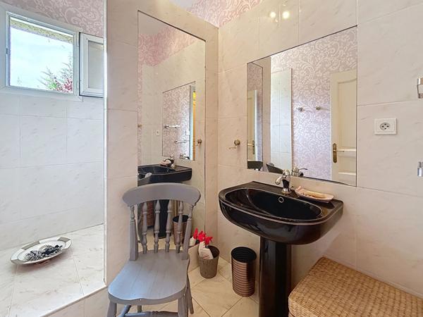 Maison de Maître à vendre en Dordogne - 5 chambres - Une Dépendance - Piscine - Beau parc de plus de 4000m2