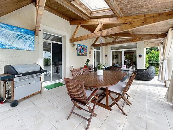 Maison de Maître à vendre en Dordogne - 5 chambres - Une Dépendance - Piscine - Beau parc de plus de 4000m2