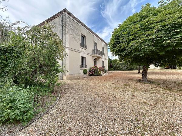 Maison de Maître à vendre en Dordogne - 5 chambres - Une Dépendance - Piscine - Beau parc de plus de 4000m2