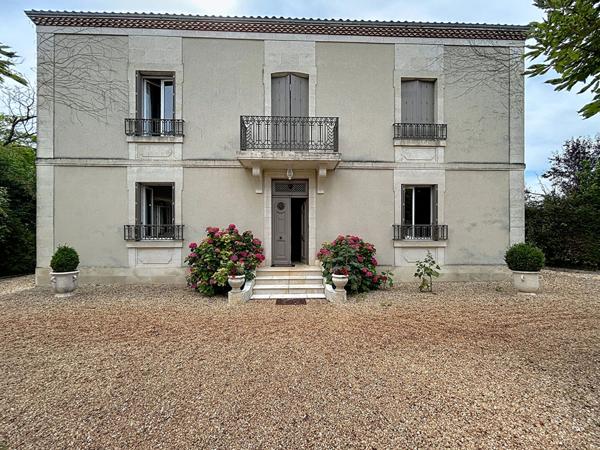 Maison de Maître à vendre en Dordogne - 5 chambres - Une Dépendance - Piscine - Beau parc de plus de 4000m2