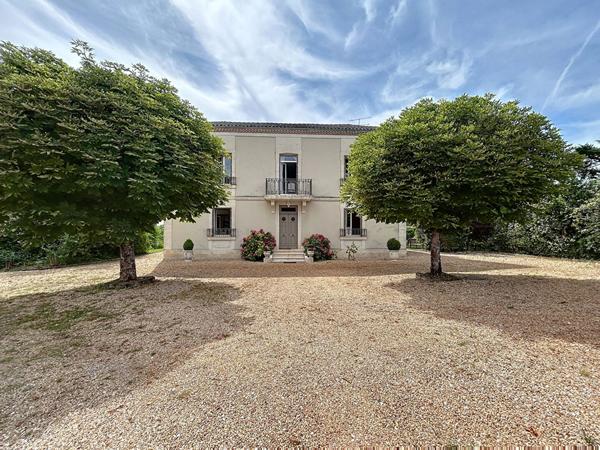 Maison de Maître à vendre en Dordogne - 5 chambres - Une Dépendance - Piscine - Beau parc de plus de 4000m2