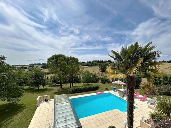 Maison de Maître à vendre en Dordogne - 5 chambres - Une Dépendance - Piscine - Beau parc de plus de 4000m2