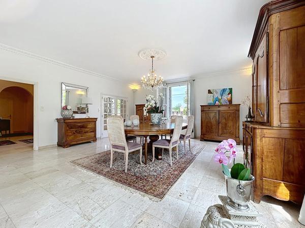 Maison de Maître à vendre en Dordogne - 5 chambres - Une Dépendance - Piscine - Beau parc de plus de 4000m2