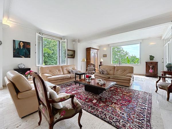 Maison de Maître à vendre en Dordogne - 5 chambres - Une Dépendance - Piscine - Beau parc de plus de 4000m2