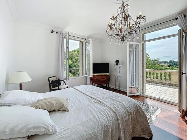 Maison de Maître à vendre en Dordogne - 5 chambres - Une Dépendance - Piscine - Beau parc de plus de 4000m2