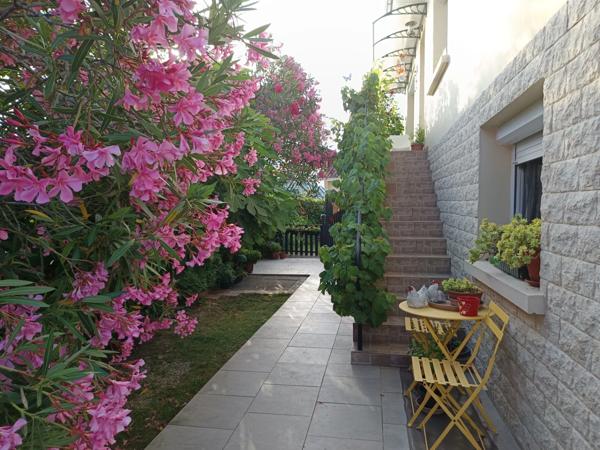 MAISON COMPOSEE DE DEUX APPARTEMENT ,QUARTIER CALME.