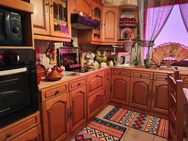 MAISON COMPOSEE DE DEUX APPARTEMENT ,QUARTIER CALME.