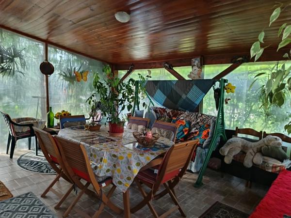 MAISON COMPOSEE DE DEUX APPARTEMENT ,QUARTIER CALME.